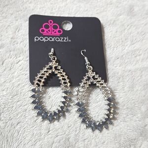 #331 NWT Paparazzi earring silver tone
